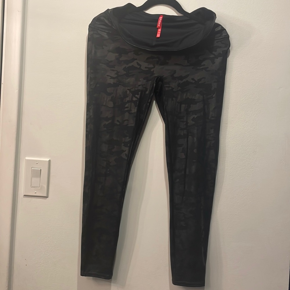 Spanx Faux Leather Black Camo Leggings in sz 1X Petite